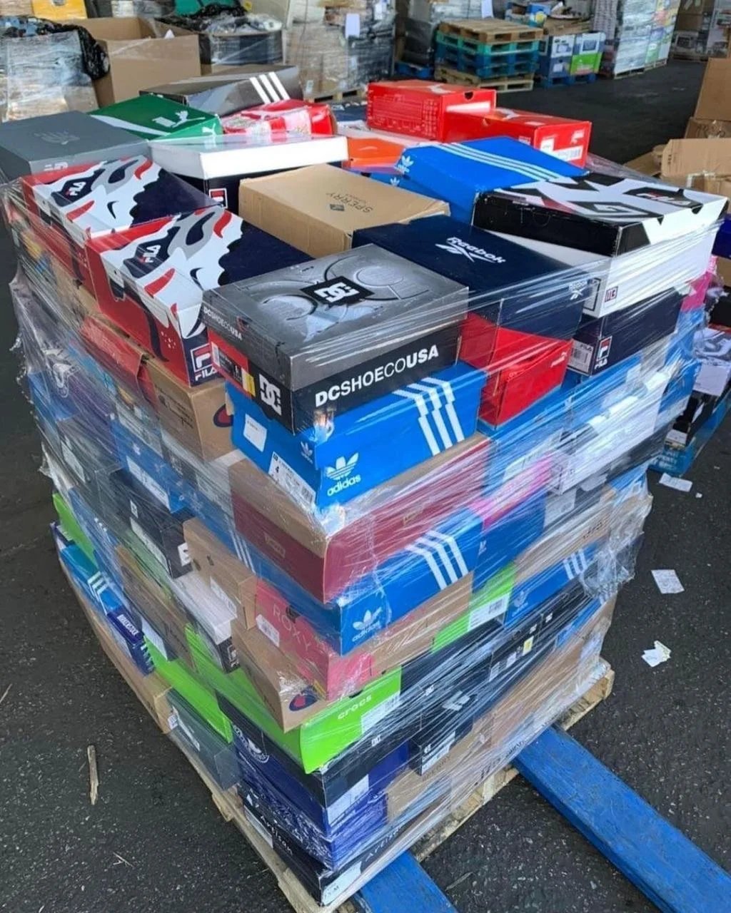 Wholesale apparel and shoes liquidation pallets for resellers