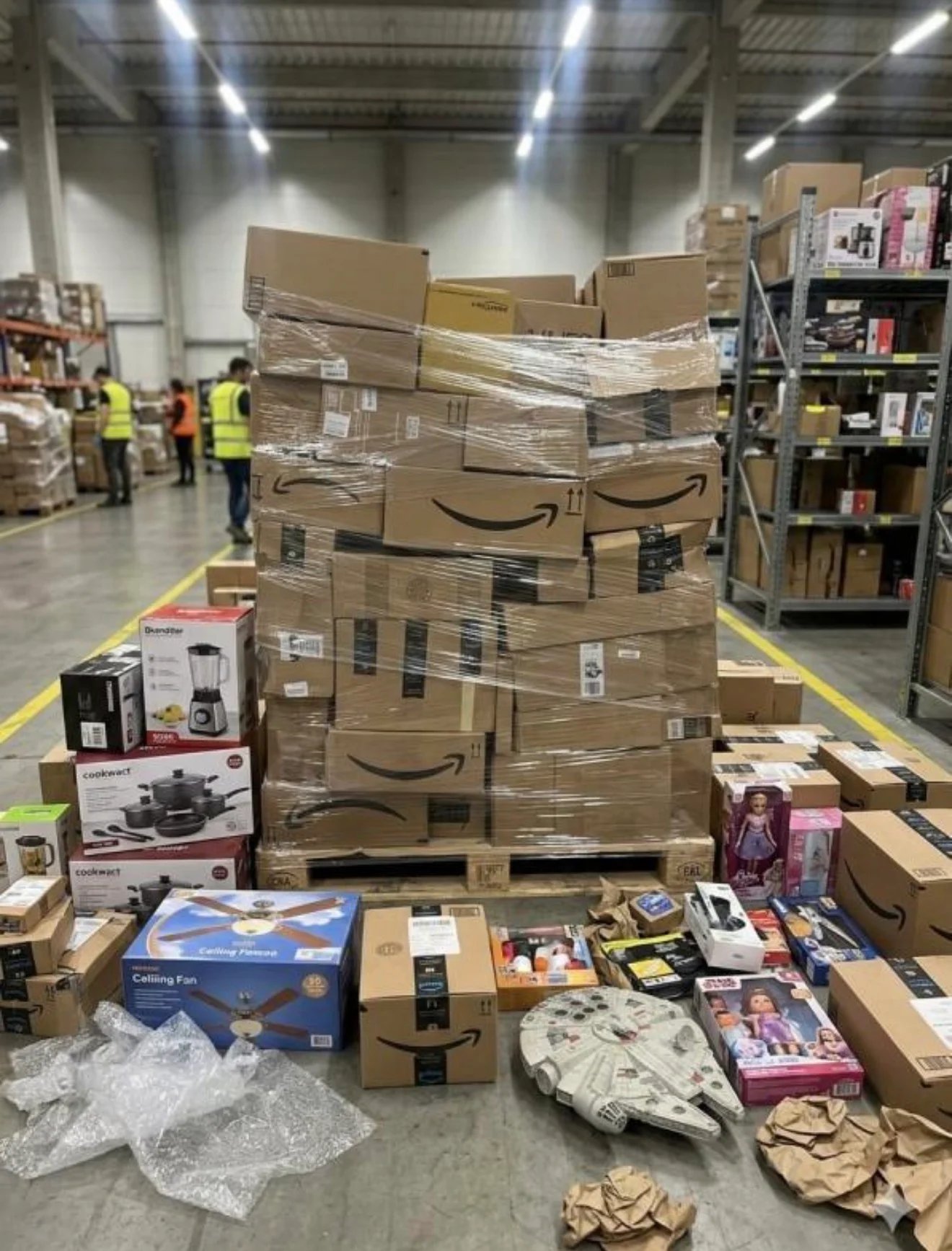 Wholesale retailer liquidation pallets with mixed merchandise for resale