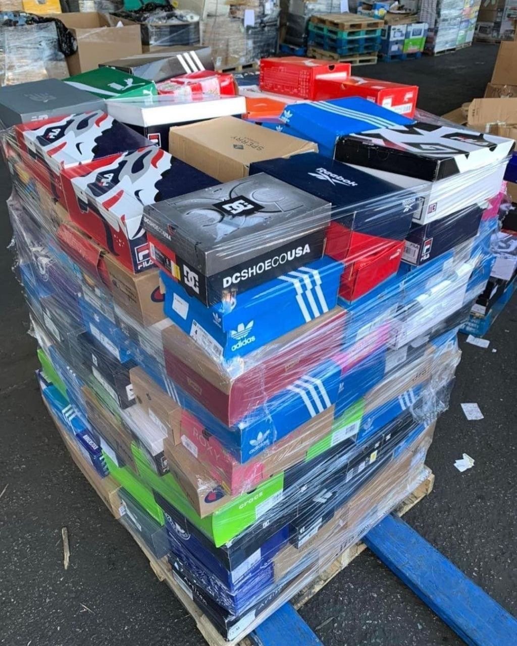Shoe liquidation pallet with 100 pairs of authentic mixed branded footwear