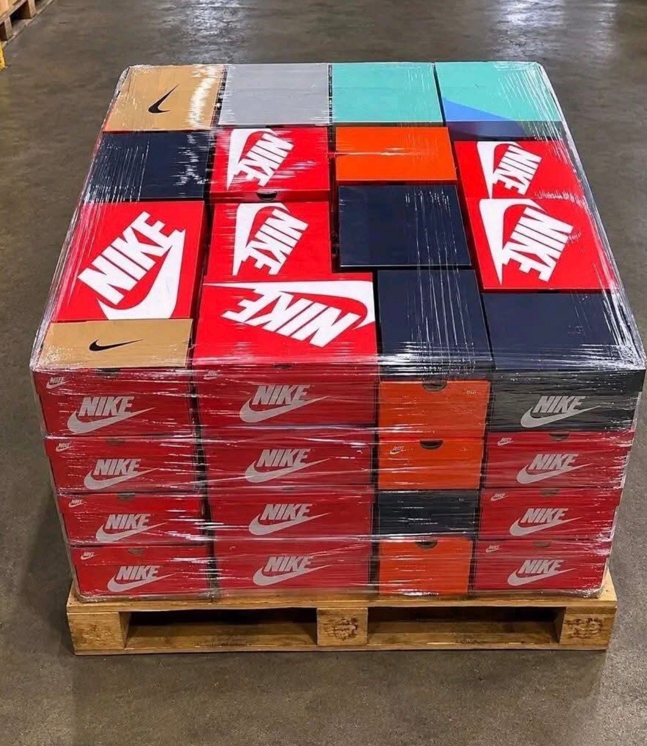 Authentic wholesale Nike shoes pallet with 100 pairs in mixed sizes and styles