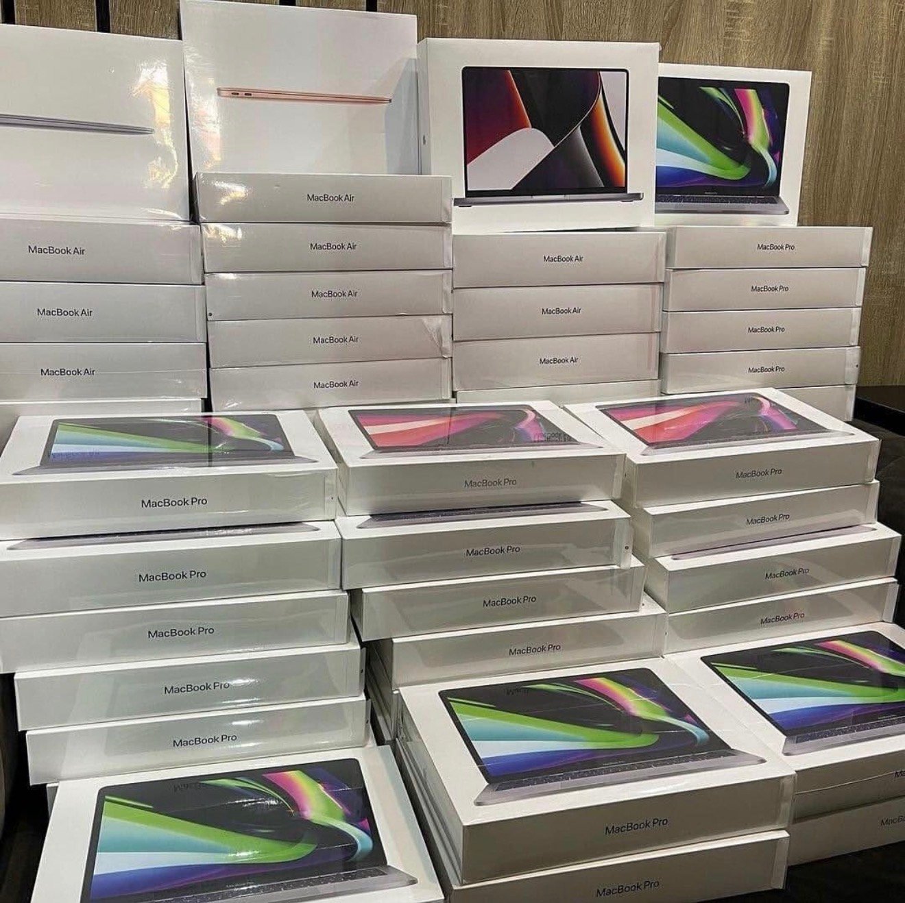 MacBook pallet with 15 wholesale MacBook Air and Pro laptops