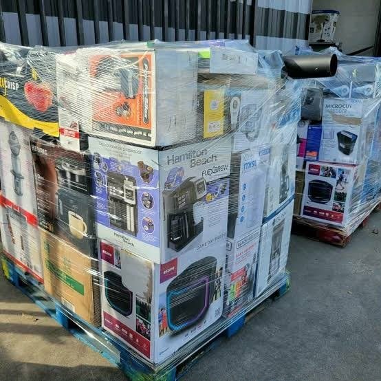 Electronics pallets for sale with 150 pieces of mixed consumer electronics and accessories