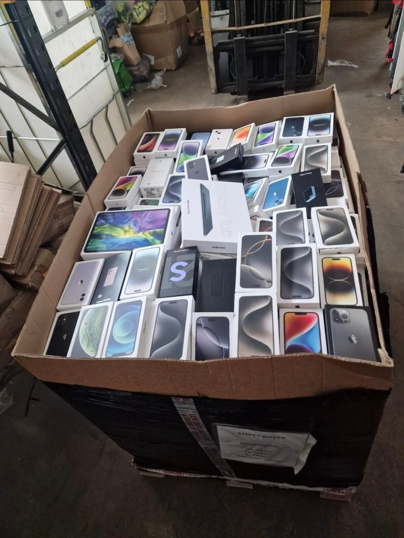 Mixed iPhone & Samsung Liquidation Pallet