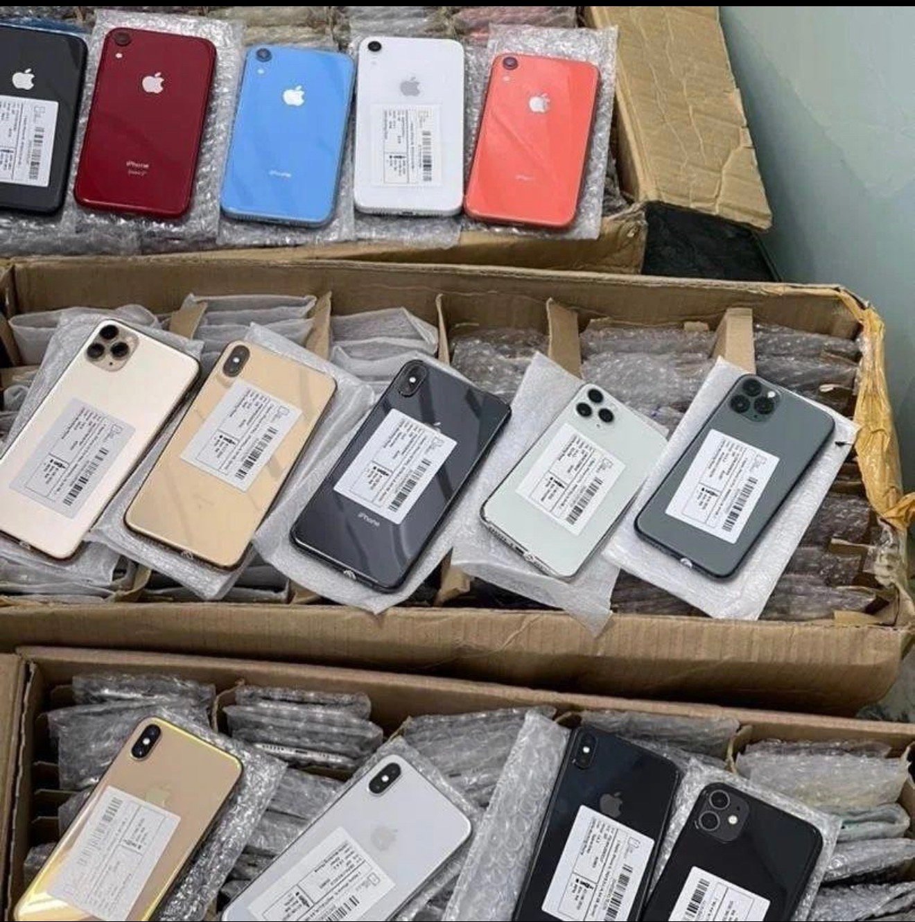 iPhone liquidation pallet with 15 wholesale phones
