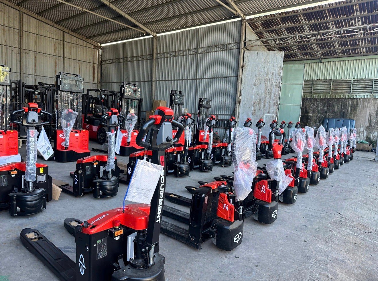 Electric pallet jacks for wholesale warehouse and material handling buyers