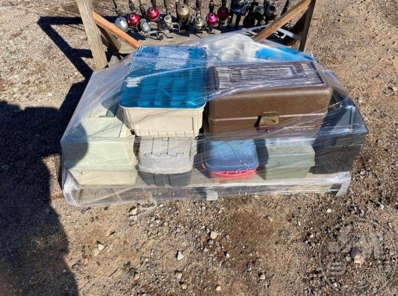 Wholesale hunting and fishing gear pallet with 190 pieces